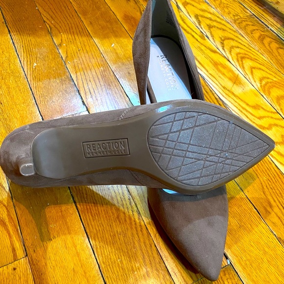 Kenneth Cole Reaction Pumps - Picture 4 of 5
